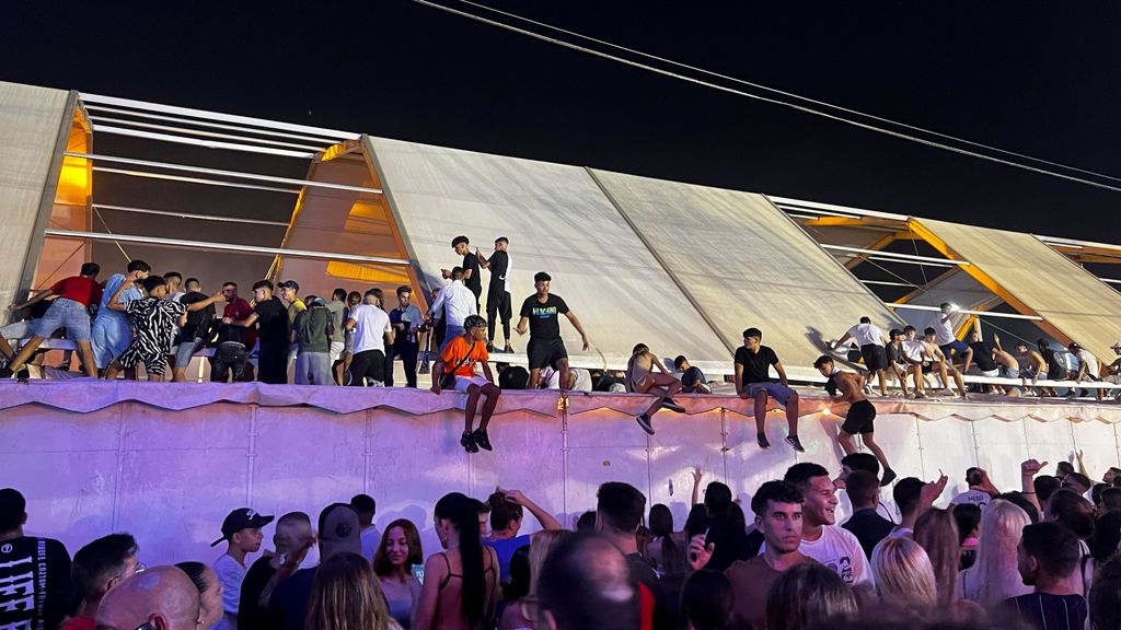 Asistentes del concierto de Morad subiéndose a la carpa.