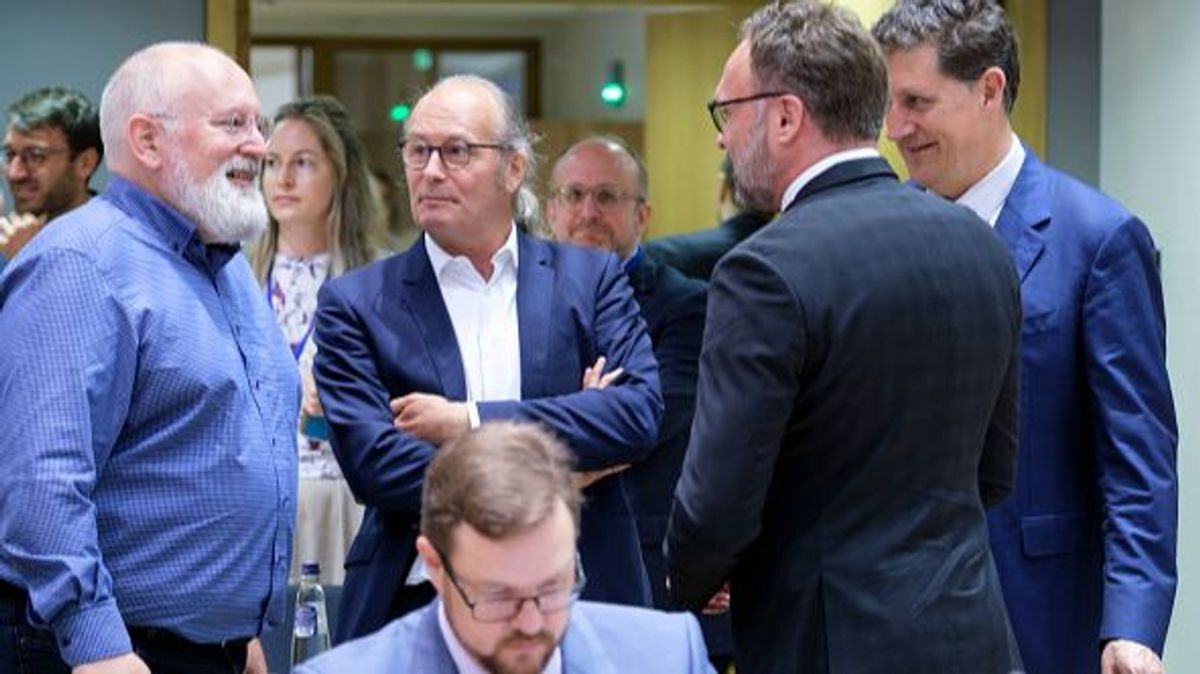 El vicepresidente de la Comisión Europea Frans Timmermans, junto a ministros de energía de la UE