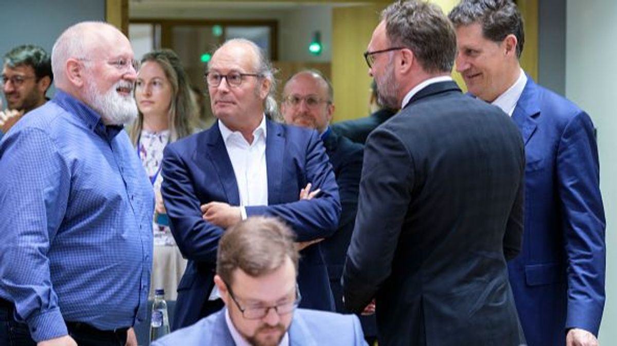 El vicepresidente de la Comisión Europea Frans Timmermans, junto a ministros de energía de la UE El vicepresidente de la Comisión Europea Frans Timmermans, junto a ministros de energía de la UE