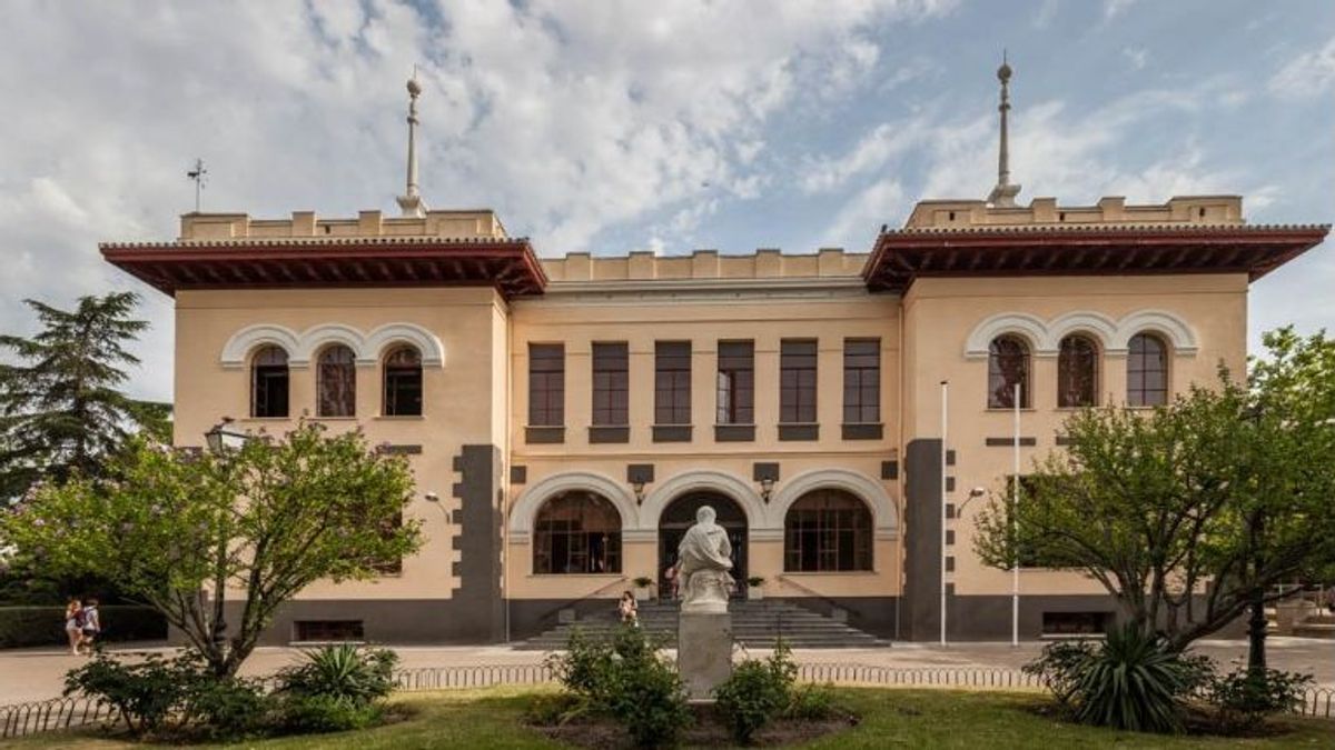 Fachada del IES Isabel la Católica de Madrid Fachada del IES Isabel la Católica de Madrid