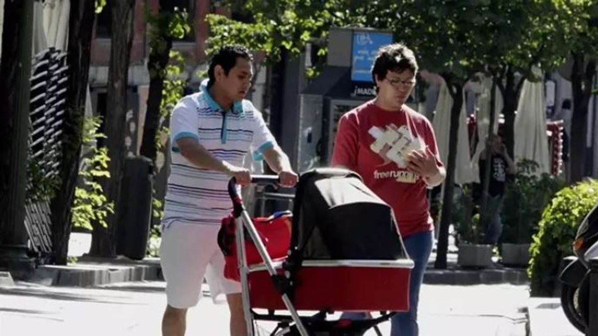 Imagen de archivo de un padre con un carrito de bebé Imagen de archivo de un padre con un carrito de bebé
