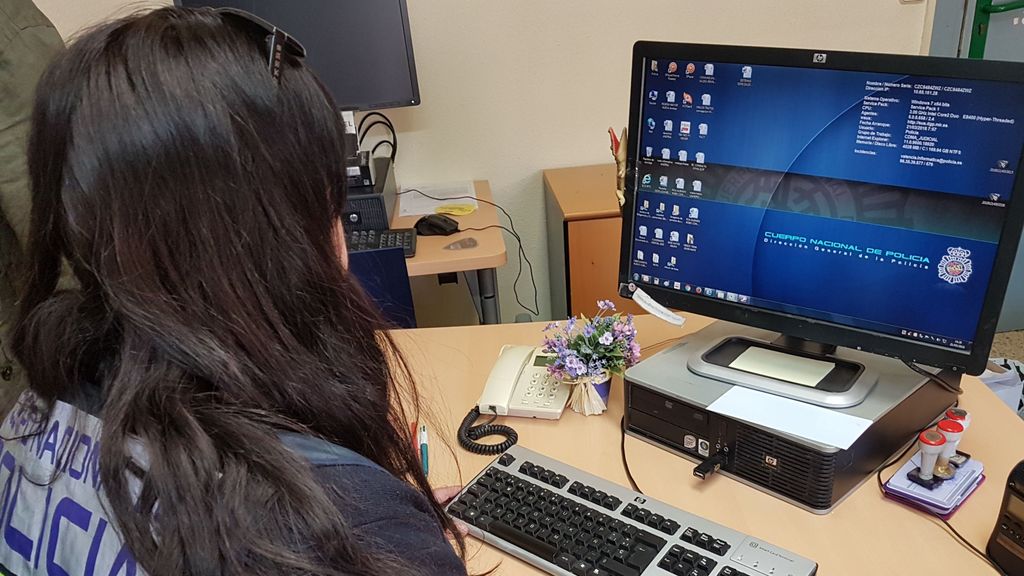 Investigadora de la Policía Nacional frente a un ordenador