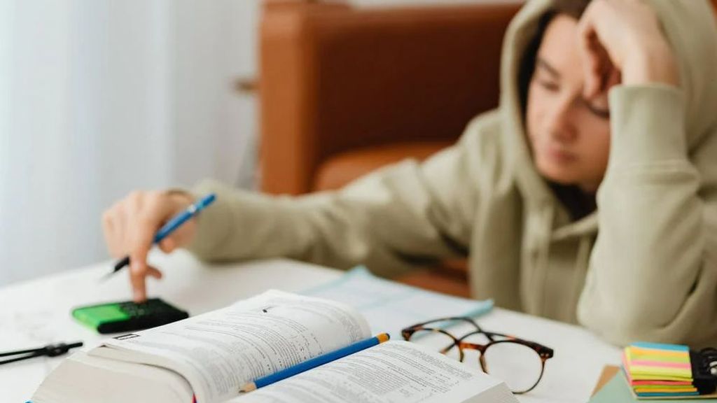 jóvenes estudiando