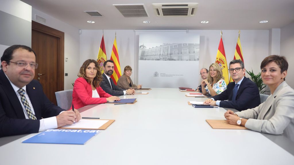 Las delegaciones del Gobierno central y de la Generalitat reunidas en el Palacio de La Moncloa
