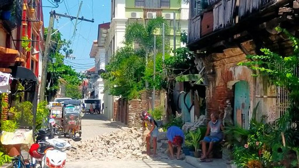 Los residentes intentan limpiar los escombros de una casa antigua en la ciudad de Vigan, provincia de Ilocos Sur, al norte de Manila, el 27 de julio de 2022, después de que un terremoto de magnitud 7,0 azotara el norte de Filipinas
