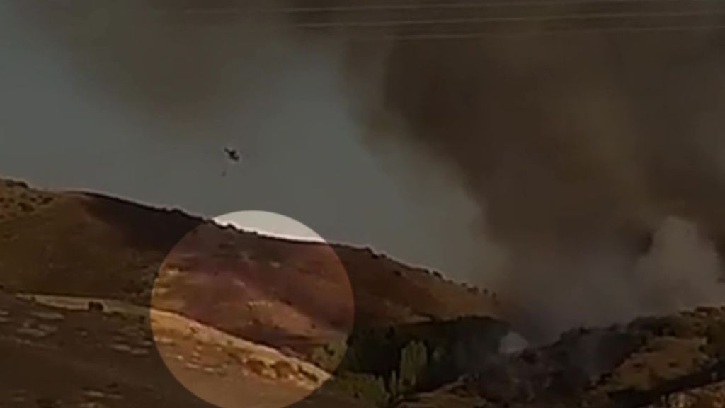 Maniobras arriesgadas de los pilotos de helicópteros para apagar los incendios