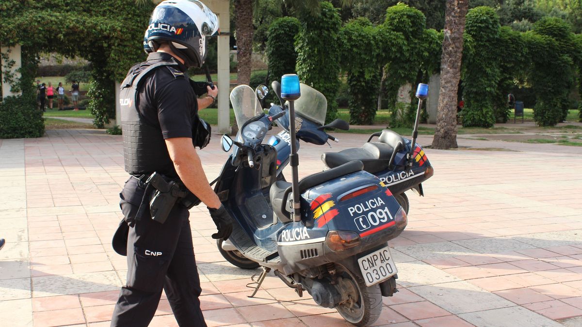 Policía Nacional en el antiguo cauce del río Turia Policía Nacional en el antiguo cauce del río Turia