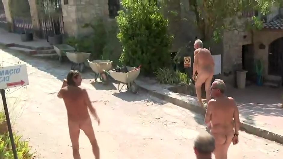 Trabajo y casa gratis con una condición: Así es el pueblo nudista y naturalista de Fonoll