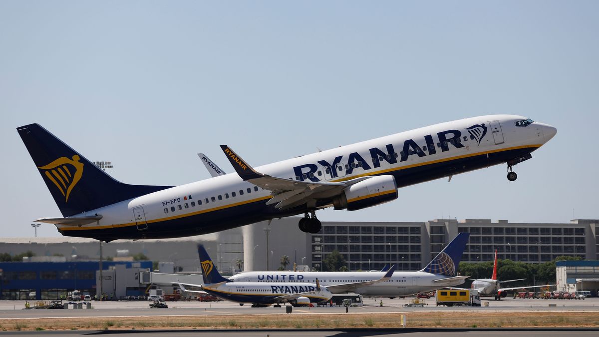Un avión de Ryanair despega del aeropuerto de Palma