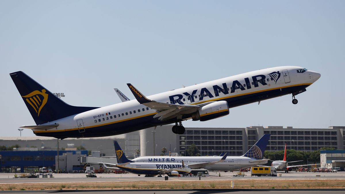 Un avión de Ryanair despega del aeropuerto de Palma Un avión de Ryanair despega del aeropuerto de Palma