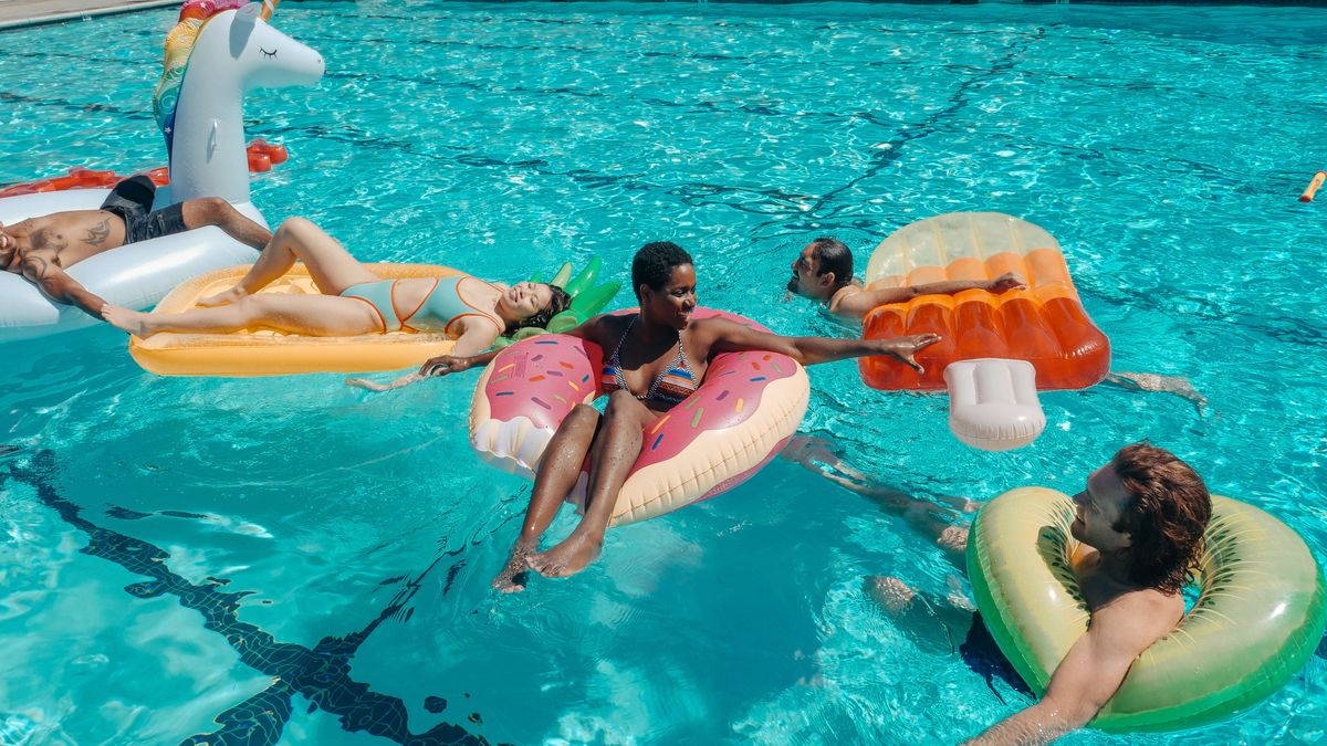 Un grupo de amigos en la piscina