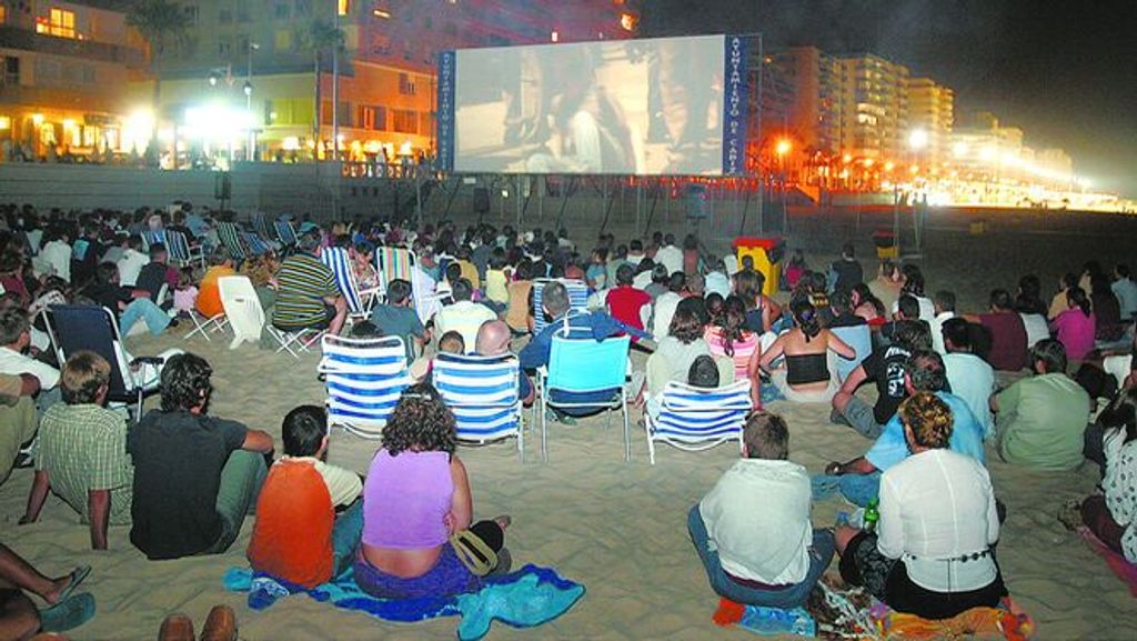 Cine de verano en playa victoria