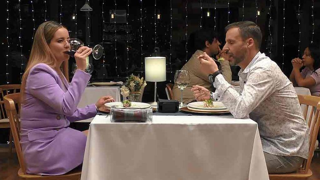 Deborah y Juan durante su cita en 'First Dates'