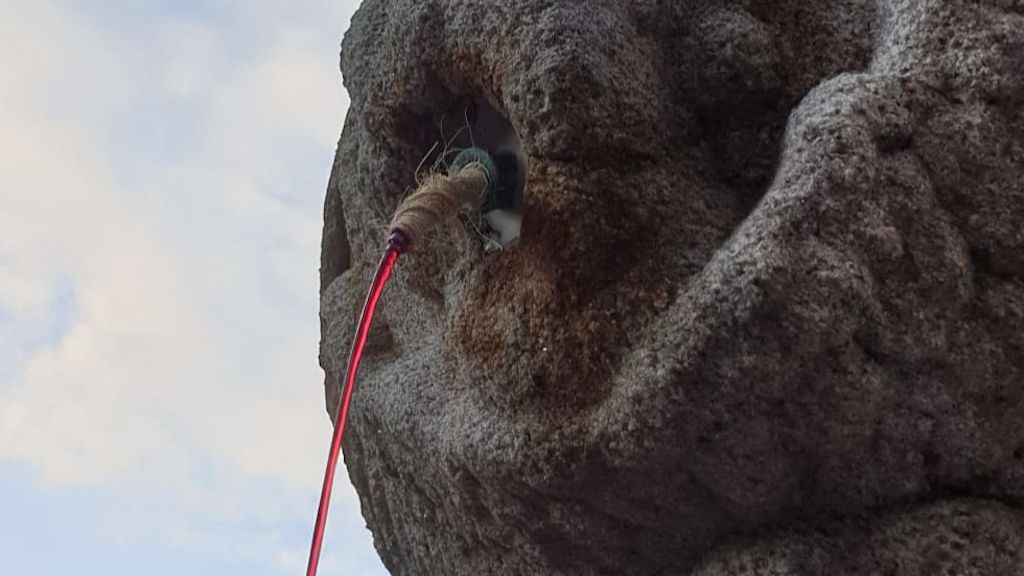 Detalle de uno de los caños de la fuente de San Vicente, echando vino.