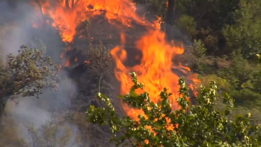 El incendio de Castrelo de Miño afecta a 100 hectáreas y obliga a desalojar varios núcleos urbanos