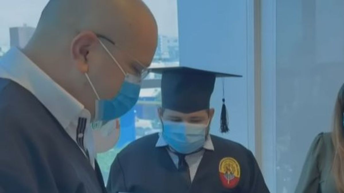 El rector hizo la ceremonia de graduación en el hospital