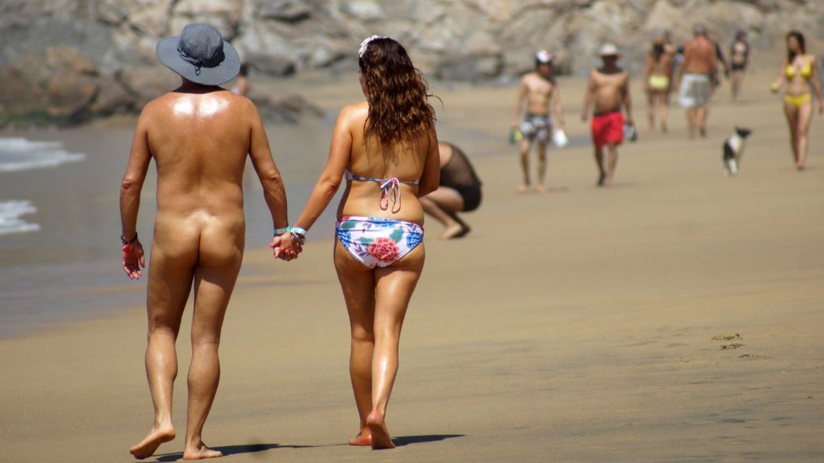 EuropaPress 3630059 02 april 2021 mexico oaxaca couple walk at the nudist beach of zipolite in