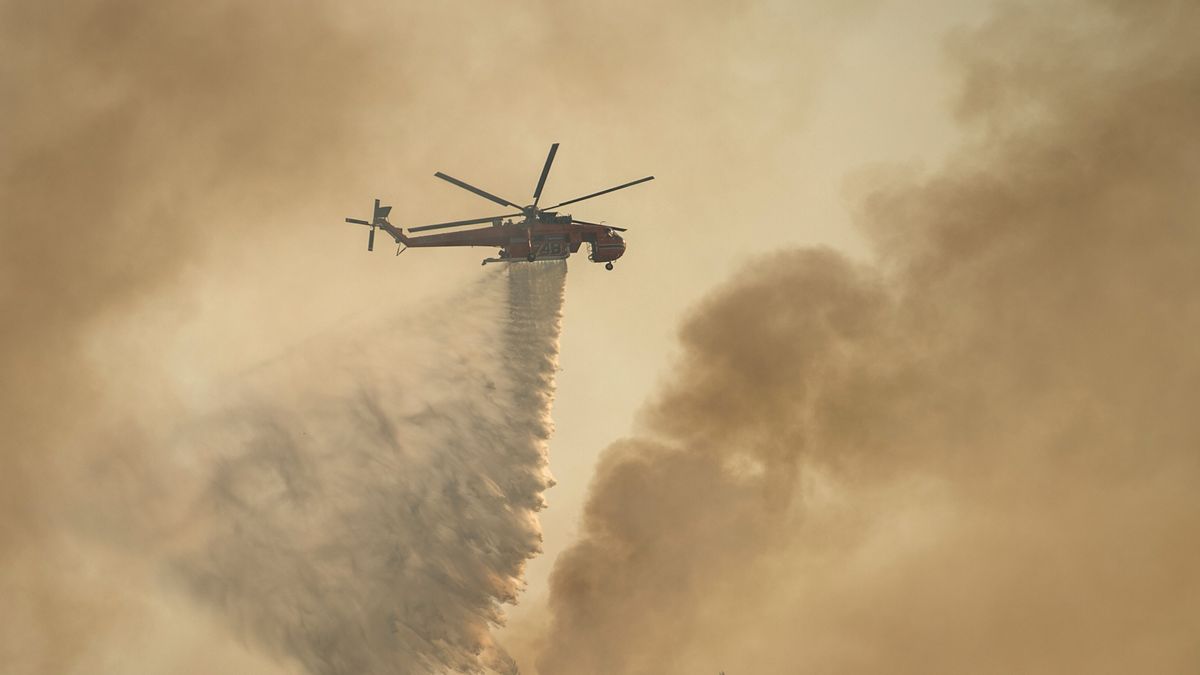 EuropaPress 3870002 04 august 2021 greece varibobi an airplane drops water on wildfire that