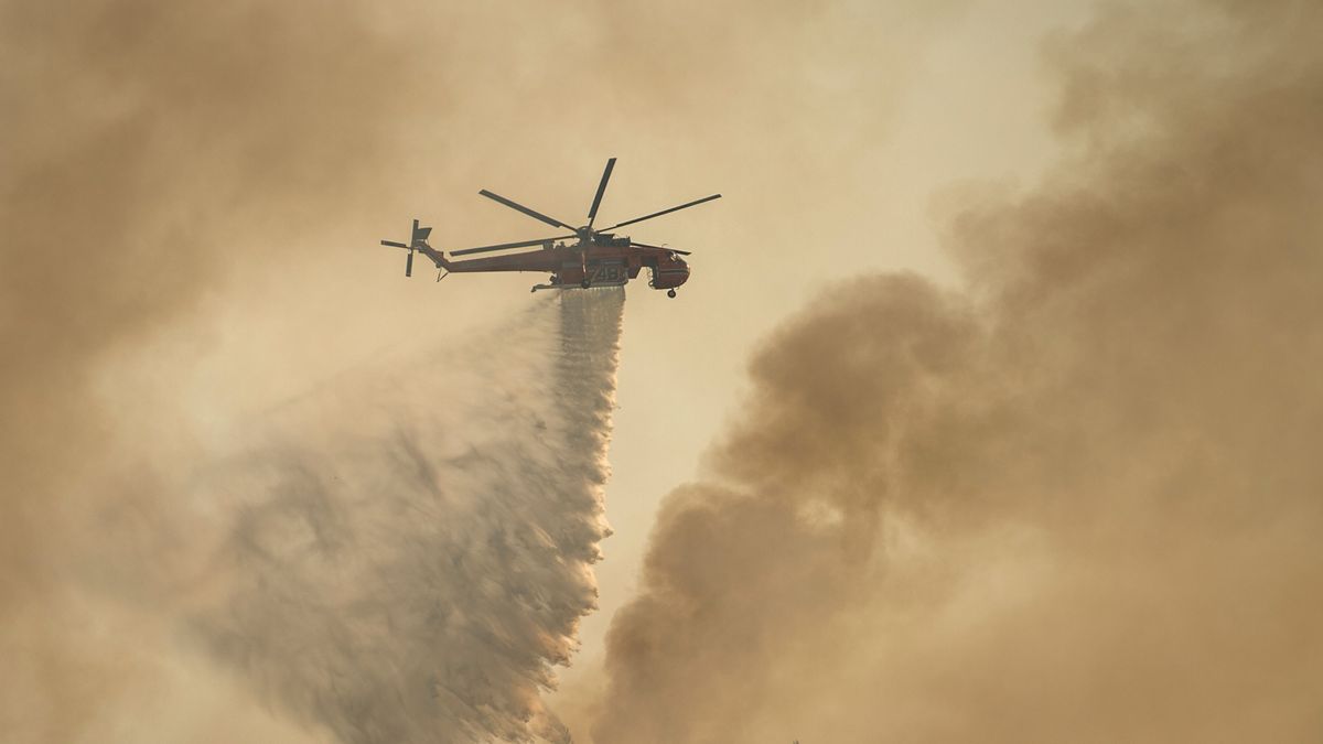EuropaPress 3870002 04 august 2021 greece varibobi an airplane drops water on wildfire that EuropaPress 3870002 04 august 2021 greece varibobi an airplane drops water on wildfire that