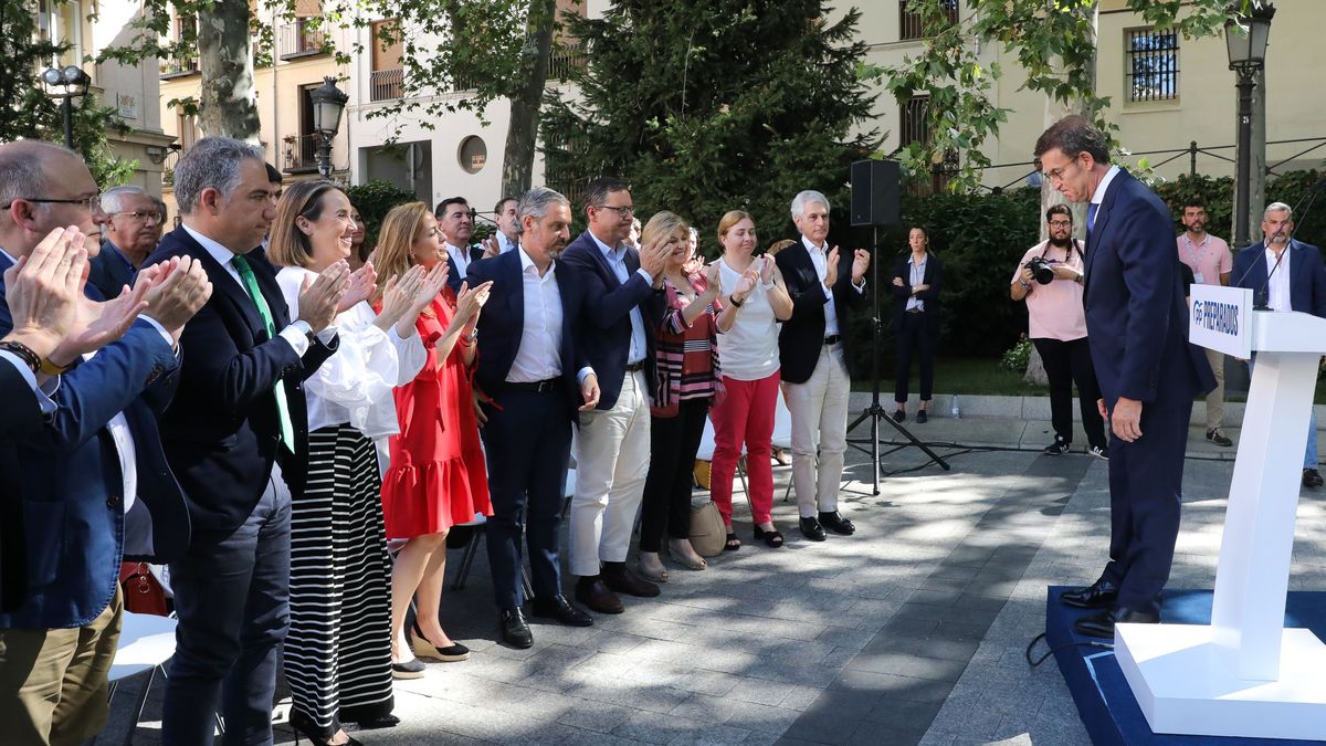 Feijóo aplaudido por los suyos tras hacer balance del curso político a las puertas del Senado Feijóo aplaudido por los suyos tras hacer balance del curso político a las puertas del Senado