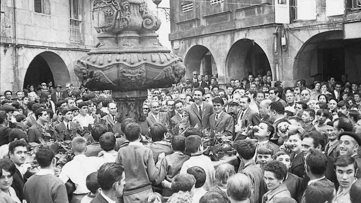 Imagen de 1969, primer año que la fuente manó vino. Imagen de 1969, primer año que la fuente manó vino.