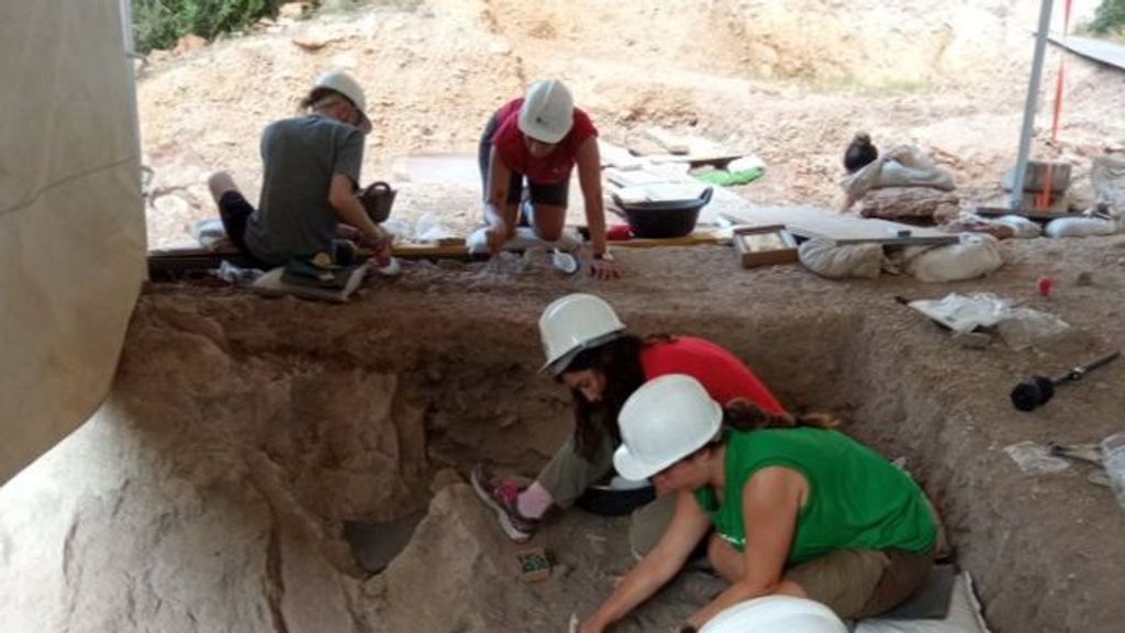 Investigadores en la Cova Gran