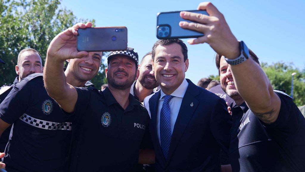 Juanma Moreno con varios agentes de Policía Local