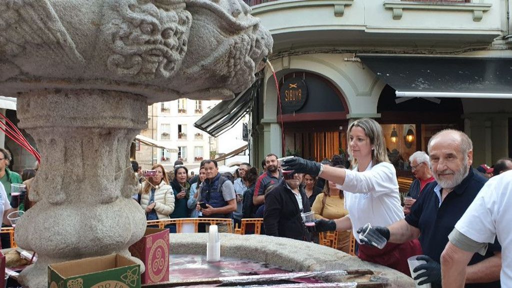 La alcaldesa de la ciudad, Lara Méndez, suele participar en el evento repartiendo vino.