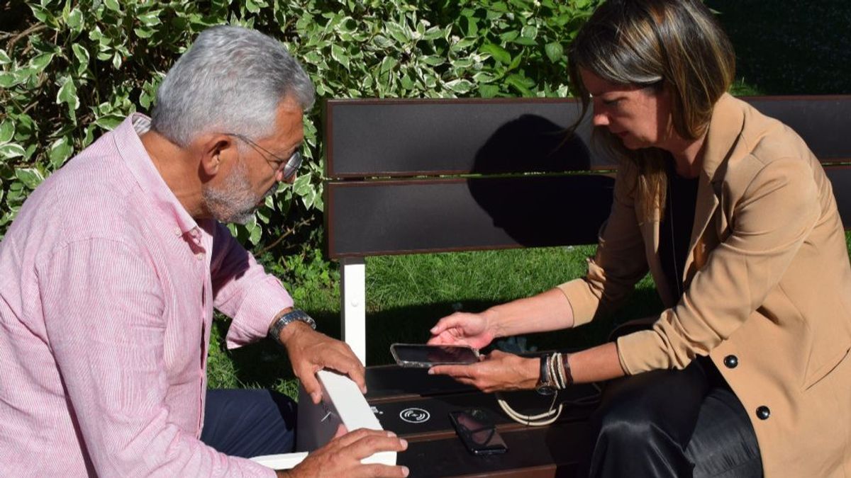 La alcaldesa de Lugo, Lara Méndez, conectando su teléfono móvil a un banco inteligente. La alcaldesa de Lugo, Lara Méndez, conectando su teléfono móvil a un banco inteligente.