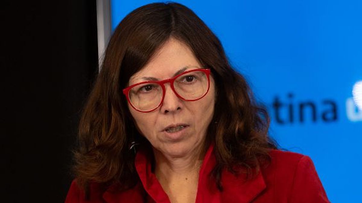 La ministra de Economía, Silvina Batakis durante una rueda de prensa para anunciar medidas para controlar la inflación galopante el 11 de julio de 2022 en Buenos Aires, Argentina. La ministra de Economía, Silvina Batakis durante una rueda de prensa para anunciar medidas para controlar la inflación galopante el 11 de julio de 2022 en Buenos Aires, Argentina.