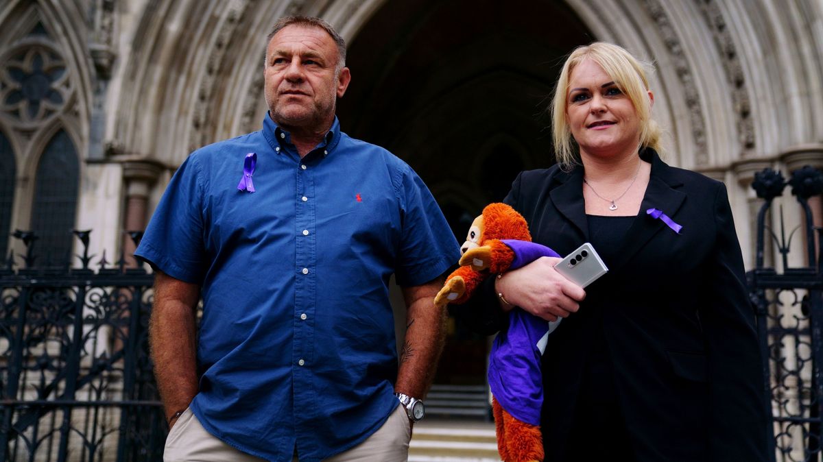 Los padres de Archie Battersbee, Hollie Dance y Paul Battersbee, posan ante la sede de los juzgados de Londres