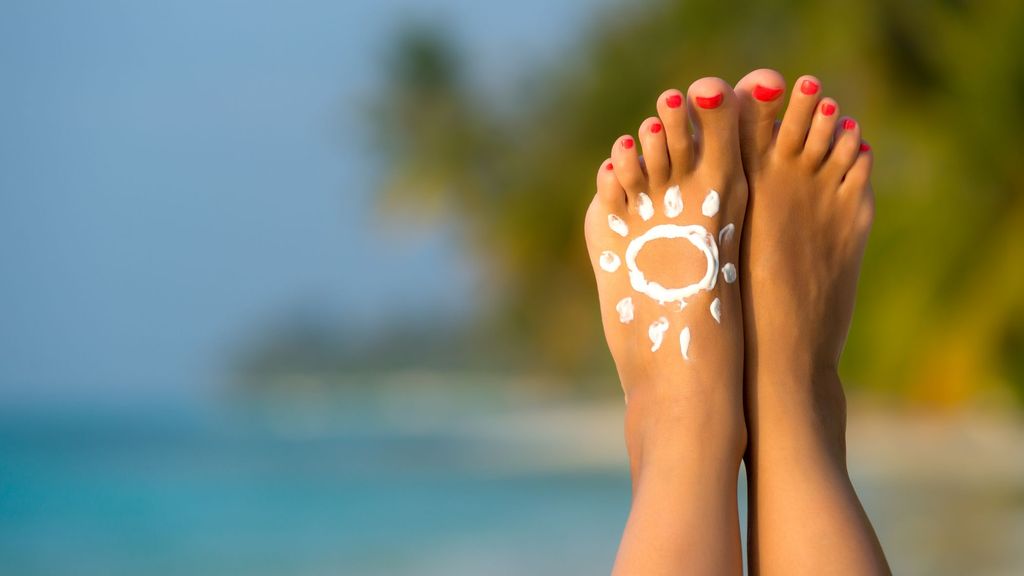 Los pies deben protegerse del sol para evitar quemaduras