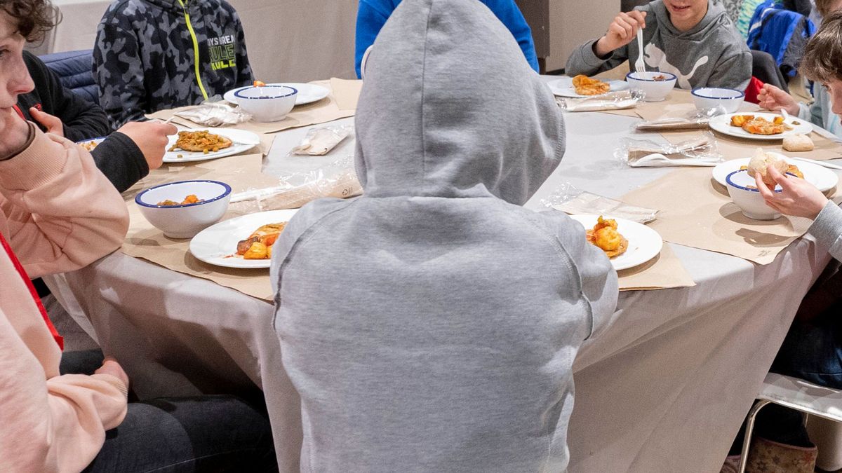 Niños refugiados ucranianos en un comedor Niños refugiados ucranianos en un comedor
