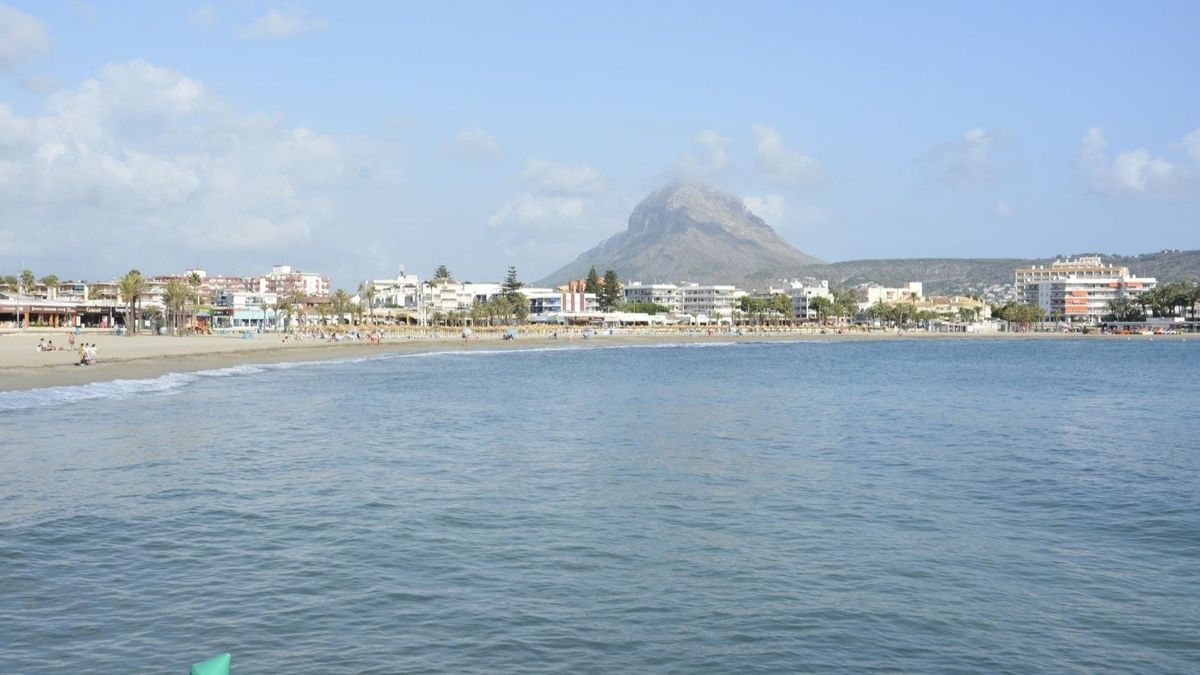 Reabre la playa del Arenal de Jávea y cierra su episodio de contaminación Reabre la playa del Arenal de Jávea y cierra su episodio de contaminación