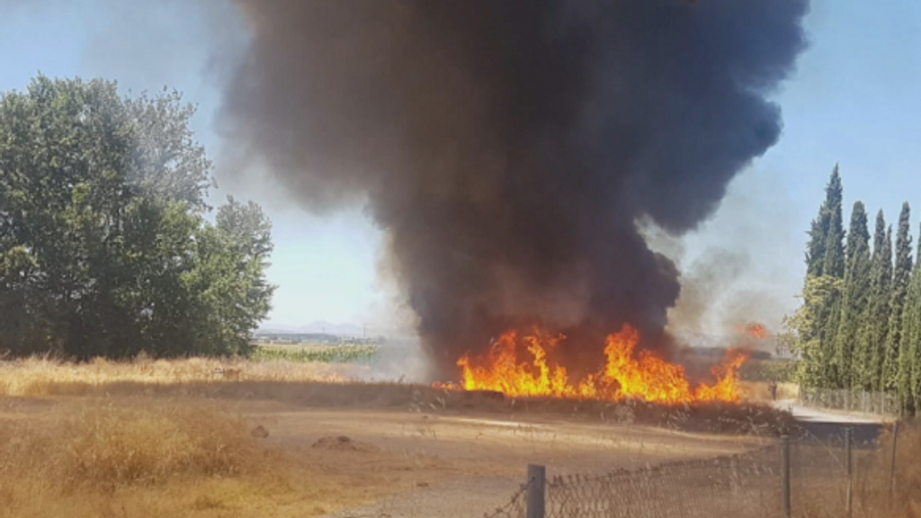 Susto por un incendio de rastrojos en el barrio de La Chana de Granada