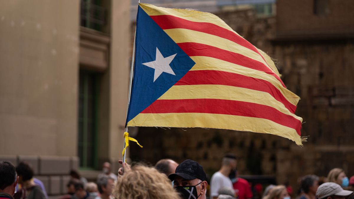 Un hombre con una bandera de la Estelada en Catalunya Un hombre con una bandera de la Estelada en Catalunya