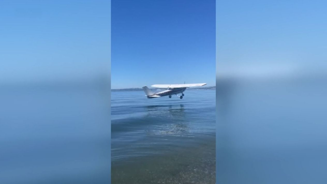 Un piloto de avioneta realiza un aterrizaje forzoso en la orilla de Seattle, en Estados Unidos