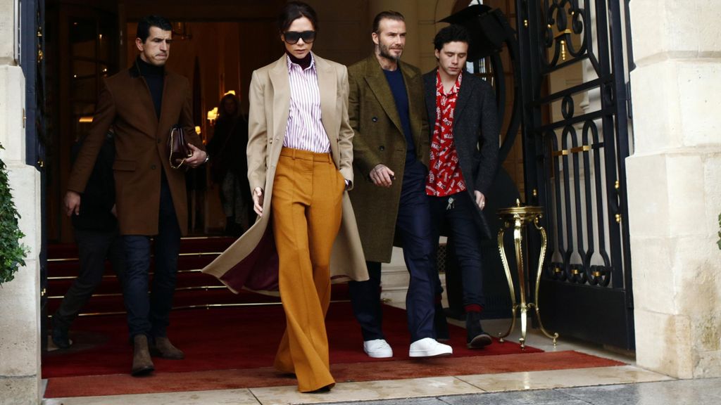 Victoria Beckham leads the way in a pair of amber flares as she leaves the Hotel Ritz in Paris followed by husband David and son Brooklyn in a red Louis Vuitton shirt. Paris, France - Thursday January 18, 2018. FRANCE OUT Photograph: © Ralph, PacificCoastNews. Los Angeles Office (PCN): +1 310.822.0419 UK Office (Avalon): +44 (0) 20 7421 6000 sales@pacificcoastnews.com FEE MUST BE AGREED PRIOR TO USAGE
Los Beckham salen del Ritz
206/cordon press
