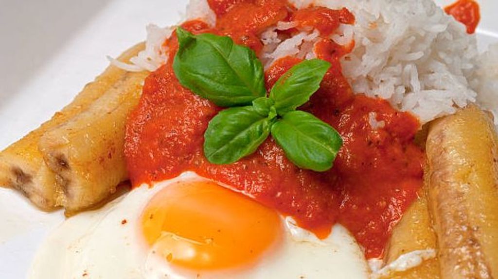 Arroz a la cubana con plátano macho.