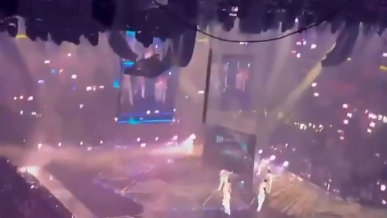 Aterrador accidente en un concierto del grupo Mirror en Hong Kong: una pantalla gigante aplasta a dos bailarines