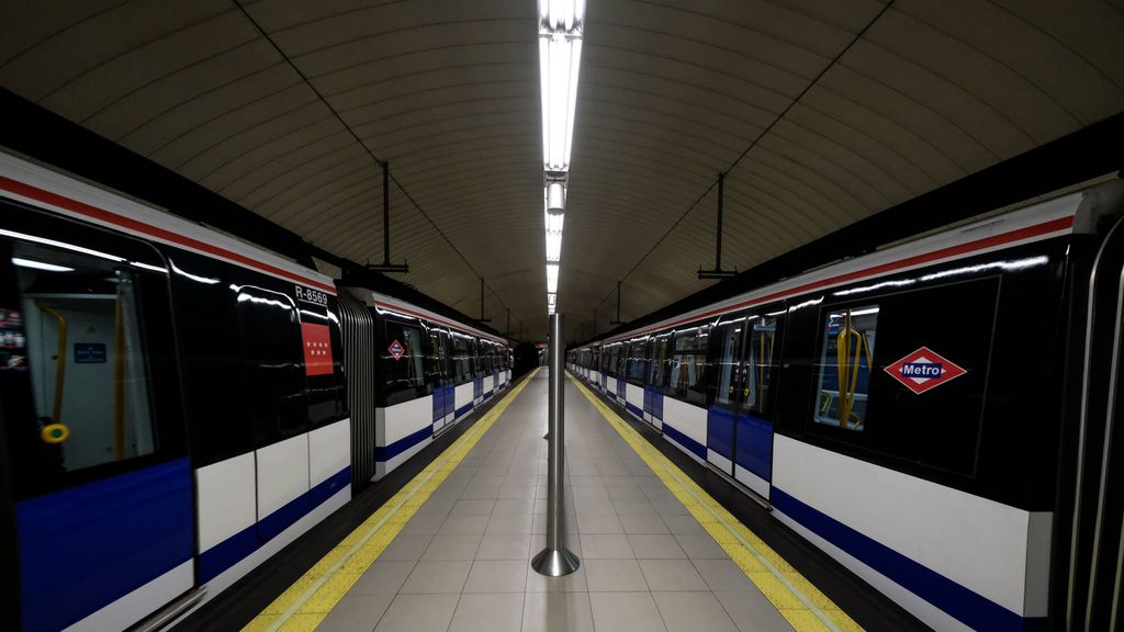 Dos trenes en una estación de Metro de Madrid