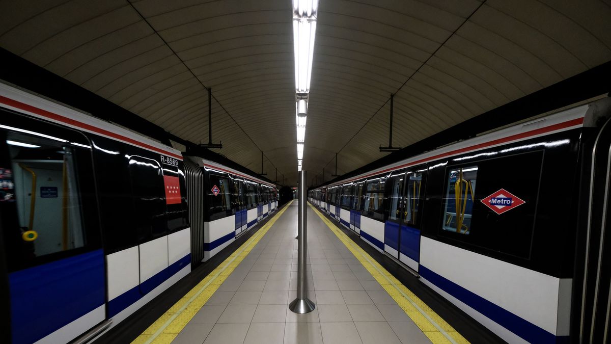 Dos trenes en una estación de Metro de Madrid Dos trenes en una estación de Metro de Madrid