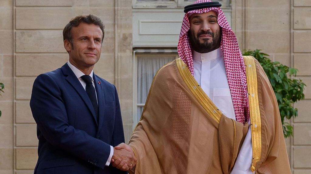 El largo apretón de manos entre Macron y Bin Salmán durante su polémica visita a París
