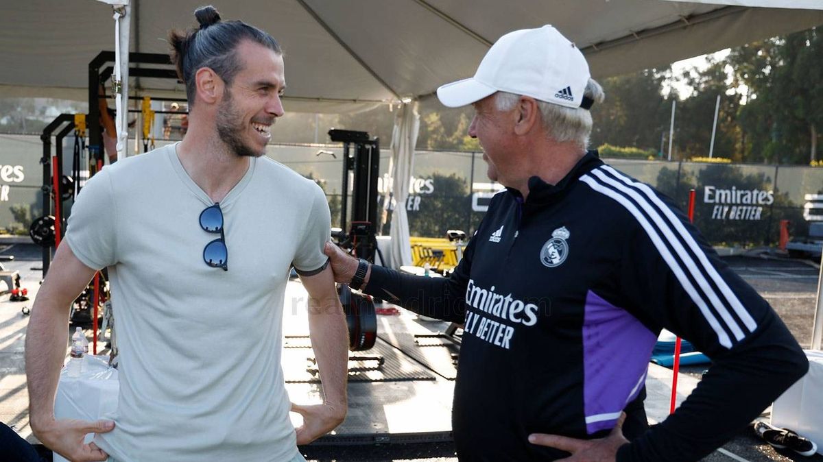 Gareth Bale saluda a Carlo Ancelotti Gareth Bale saluda a Carlo Ancelotti