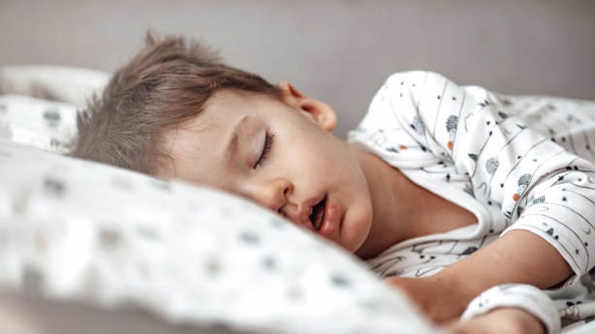 Imagen de archivo de un niño durmiendo Imagen de archivo de un niño durmiendo