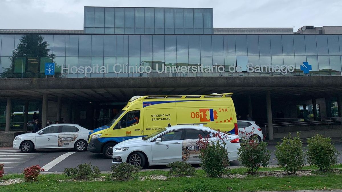 Imagen de archivo de una ambulancia frente al hospital de Santiago. Imagen de archivo de una ambulancia frente al hospital de Santiago.