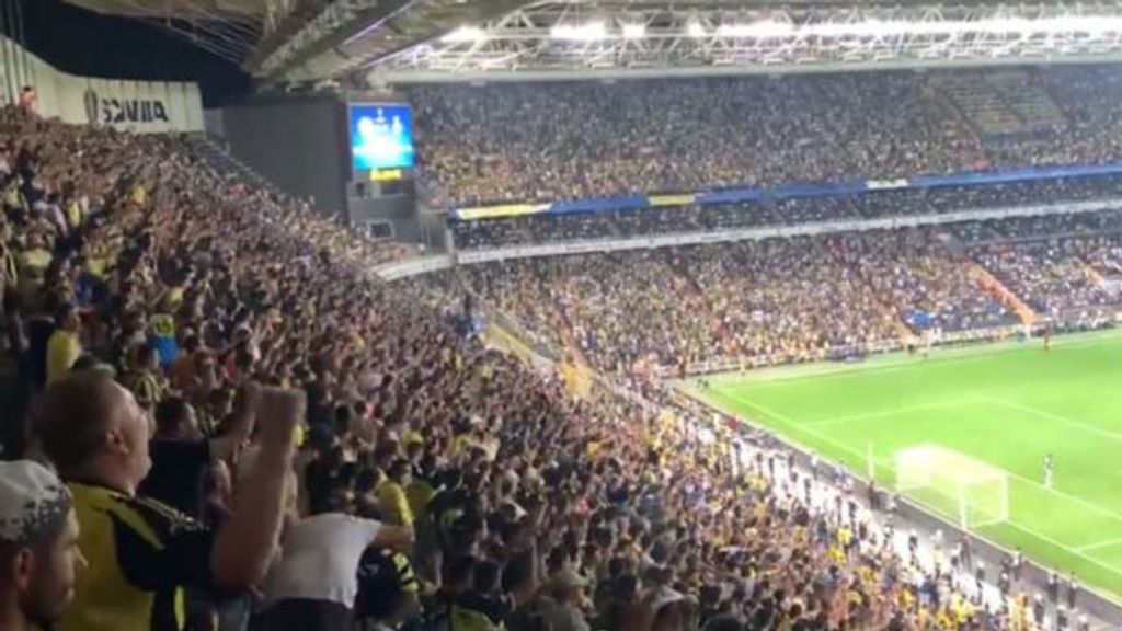 Miles de aficionados turcos se burlaron de los futbolistas de Kiev