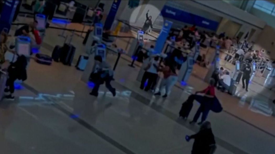 La Policía muestra las imágenes del tiroteo en el aeropuerto de Dallas, EEUU