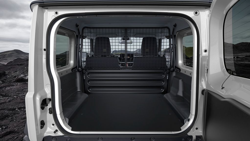 LA ZONA DE CARGA ES AMPLIA Y EL PORTÓN SE ABRE A DERECHAS FOTO SUZUKI