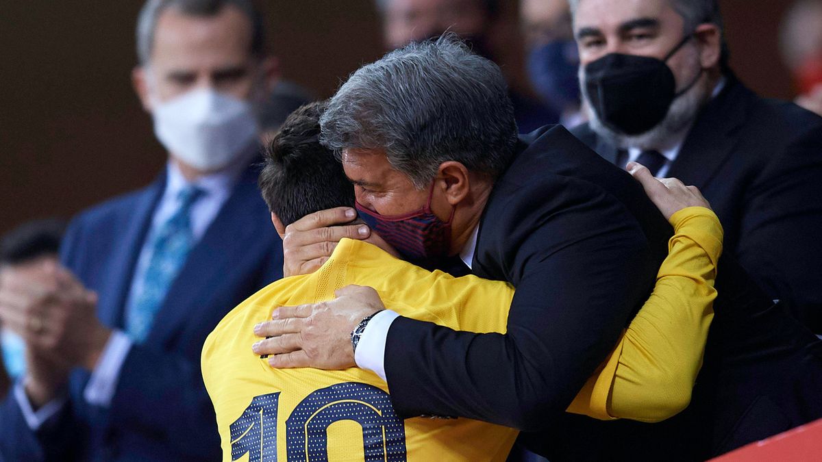 Laporta, en deuda con Messi: "Quiero que se retire en el Barcelona, este final es provisional" Laporta, en deuda con Messi: "Quiero que se retire en el Barcelona, este final es provisional"